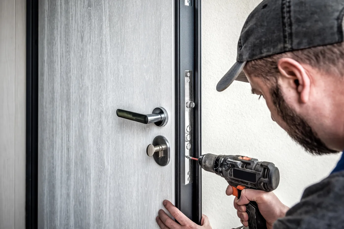 Pose d'un blindage sur une porte palière d'immeuble haussmannien du 17e
